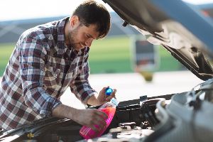 Welche Füllstände im Frühjahr beim Auto dringend gecheckt werden müssen