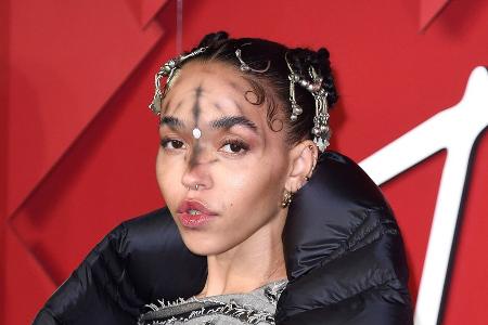 FKA twigs hat einen neuen Mann an ihrer Seite FKA twigs hat einen neuen Mann an ihrer Seite