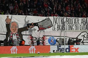 Hoeneß mit Fleischerbeil: FCB-Fans mit martialischem Plakat