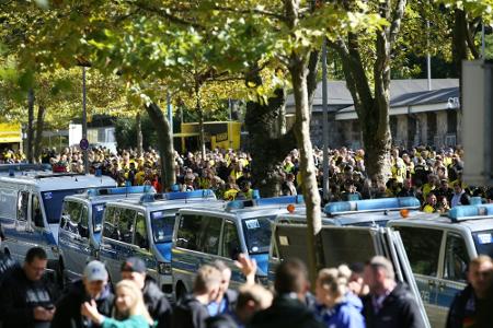 Nach Angriff auf Schalke-Fans: Razzia in NRW-Städten Nach Angriff auf Schalke-Fans: Razzia in NRW-Städten