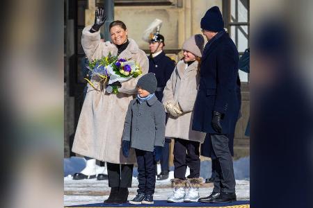 Partnerlook mit ihrer Tochter: Victoria von Schweden feiert Namenstag Partnerlook mit ihrer Tochter: Victoria von Schweden feiert Namenstag