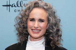 Andie MacDowell liebt graues Haar: "So echt und ehrlich wie möglich"