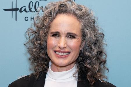 Andie MacDowell liebt graues Haar: Andie MacDowell liebt graues Haar: