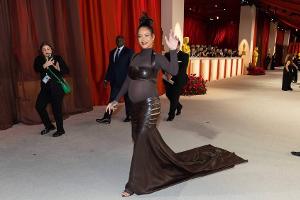 Oscars 2023: Rihanna zeigt ihren Babybauch in einem schwarzen Kleid