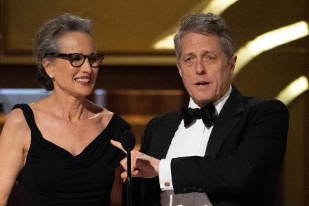 Süße Reunion: Hugh Grant und Andie MacDowell auf der Oscar-Bühne Süße Reunion: Hugh Grant und Andie MacDowell auf der Oscar-Bühne