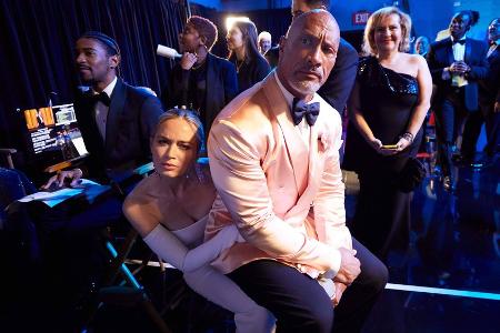 Dwayne Johnson auf Emily Blunts Schoß: Lustige Reunion bei den Oscars Dwayne Johnson auf Emily Blunts Schoß: Lustige Reunion bei den Oscars
