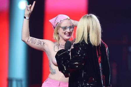 Avril Lavigne schickt Oben-ohne-Demonstrantin von der Bühne Avril Lavigne schickt Oben-ohne-Demonstrantin von der Bühne