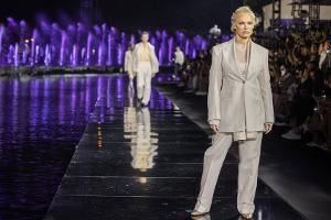 Pamela Anderson eröffnet Modenschau von Hugo Boss