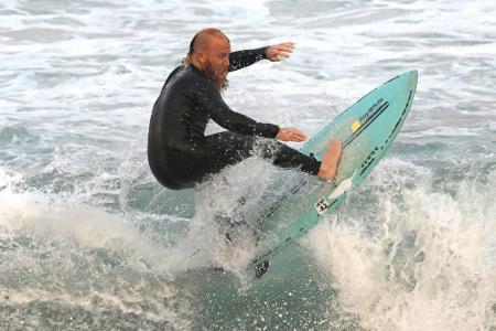 40 Stunden auf dem Meer: Surfer Johnston bricht Weltrekord 40 Stunden auf dem Meer: Surfer Johnston bricht Weltrekord