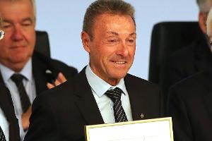 "Kristallfußball" für Ex-Schiedsrichter Kirschen