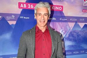 Gedeon Burkhard lebt in einer Dreierbeziehung