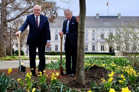 König Charles pflanzt Baum zu Ehren der Queen in Berlin König Charles pflanzt Baum zu Ehren der Queen in Berlin