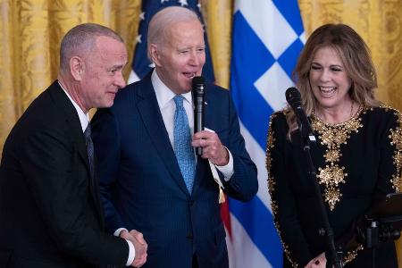 Tom Hanks und Ehefrau Rita Wilson feiern mit Joe Biden im Weißen Haus Tom Hanks und Ehefrau Rita Wilson feiern mit Joe Biden im Weißen Haus