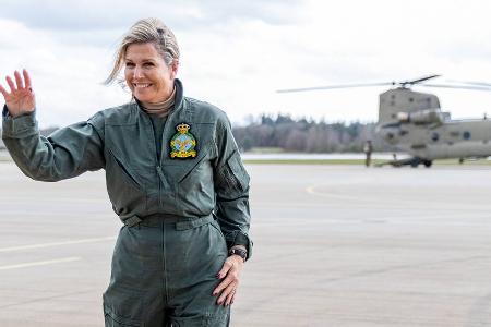 Königin Máxima absolviert Hubschrauber-Training in Pilotenuniform Königin Máxima absolviert Hubschrauber-Training in Pilotenuniform