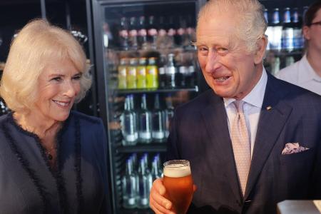 Abschluss des Deutschland-Besuchs: In Hamburg genießt Charles ein Bier Abschluss des Deutschland-Besuchs: In Hamburg genießt Charles ein Bier