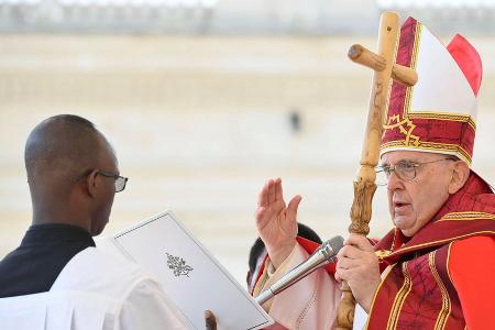Papst Franziskus leitete Sonntagsmesse nach überstandener Bronchitis Papst Franziskus leitete Sonntagsmesse nach überstandener Bronchitis
