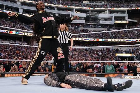 Überraschung im Ring: Rap-Legende Snoop Dogg siegt in Wrestling-Match Überraschung im Ring: Rap-Legende Snoop Dogg siegt in Wrestling-Match