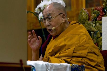 Nach Empörung im Internet: Dalai Lama bedauert Zungen-Vorfall Nach Empörung im Internet: Dalai Lama bedauert Zungen-Vorfall
