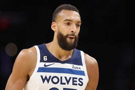 NBA-Star Gobert schlägt eigenen Mitspieler NBA-Star Gobert schlägt eigenen Mitspieler