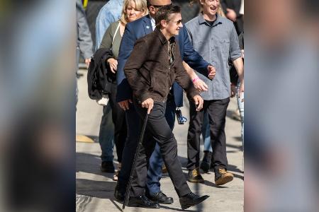 Vier Monate nach Schneepflug-Unfall: Jeremy Renner läuft durch L.A. Vier Monate nach Schneepflug-Unfall: Jeremy Renner läuft durch L.A.