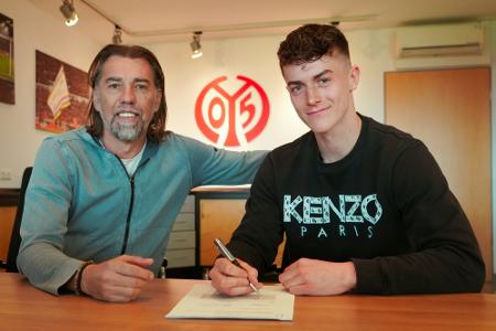 Mainz stattet Talent Laux mit Profivertrag aus Mainz stattet Talent Laux mit Profivertrag aus