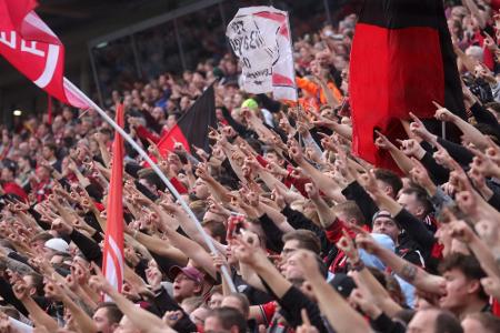 Große Euphorie: Tausende Bayer-Fans empfangen Mannschaftsbus Große Euphorie: Tausende Bayer-Fans empfangen Mannschaftsbus