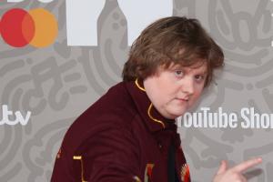 Lewis Capaldi spricht zum ersten Mal über seine neue Freundin