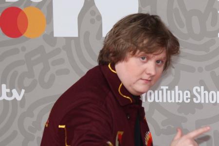 Lewis Capaldi spricht zum ersten Mal über seine neue Freundin Lewis Capaldi spricht zum ersten Mal über seine neue Freundin