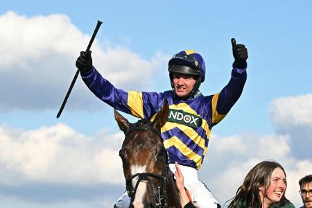 Favorit Corach Rambler gewinnt Grand National Favorit Corach Rambler gewinnt Grand National