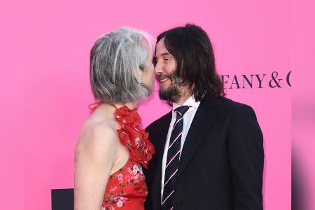 Kuss auf dem roten Teppich: Keanu Reeves zeigt sich schwer verliebt Kuss auf dem roten Teppich: Keanu Reeves zeigt sich schwer verliebt