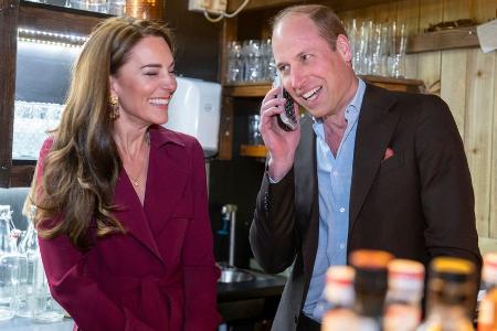 Prinz William nimmt Reservierung im Restaurant an Prinz William nimmt Reservierung im Restaurant an