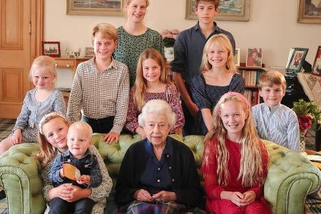 Queen Elizabeth II.: Noch nie gesehenes Foto mit Enkeln und Urenkeln Queen Elizabeth II.: Noch nie gesehenes Foto mit Enkeln und Urenkeln