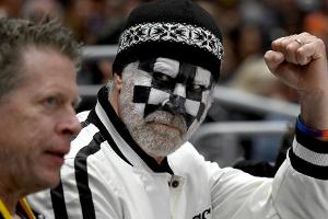 Will Ferrell überrascht bei Eishockey-Spiel mit Fanbemalung