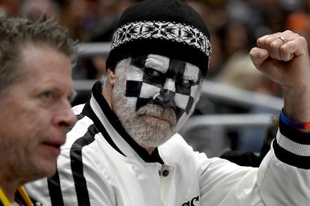 Will Ferrell überrascht bei Eishockey-Spiel mit Fanbemalung Will Ferrell überrascht bei Eishockey-Spiel mit Fanbemalung