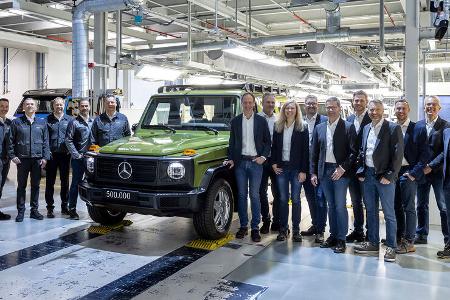 Mercedes G-Klasse Produktionsjubiläum 500.000 Graz 04/2023, links Geschäftsführung MAGNA: Andreas Tenner (Assistant General Manager Business Unit G), Erwin Fandl (Vice President Complete Vehicle Manufacturing), Kurt Bachmaier (Vice President Sales & Marketing), Roland Prettner ( Interim President), Ralf Dunkel (General Manager Business Unit G); rechts Geschäftsführung G GmbH: Dr. Emmerich Schiller (Vorsitzender der Geschäftsführung / CEO), Peter Schoren (Leiter Vertrieb & Produktmanagement), Martina Laauser (Kaufmännische Geschäftsführung / CFO Produktbereich Geländewagen), Robert Rienessel (Produktänderungen & Zertifizierung), Markus Maurer (Leiter Operations), Martin Grantner (Leiter Personal), Dr. Ralf Ackermann (Leiter Entwicklung Antriebssysteme), Daniel Huber (Programmmanagement & Logistik), Fabian Schossau (Chief Engineer G-Klasse und E-Drive), Kurt Tomberger (Strategische Projektleitung)