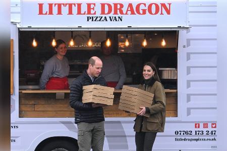 Lässiger Auftritt in Wales: William und Kate verteilen Pizza Lässiger Auftritt in Wales: William und Kate verteilen Pizza