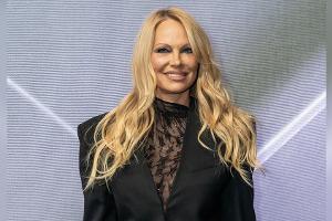 Pamela Anderson: Ihr ikonischer "Baywatch"-Badeanzug kehrt zurück