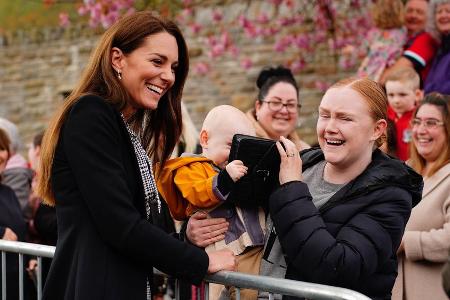 Prinzessin Kate lässt Baby mit ihrer Handtasche spielen Prinzessin Kate lässt Baby mit ihrer Handtasche spielen