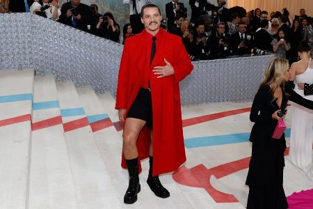 Pedro Pascal: Sein unkonventionelles Met-Gala-Outfit Pedro Pascal: Sein unkonventionelles Met-Gala-Outfit