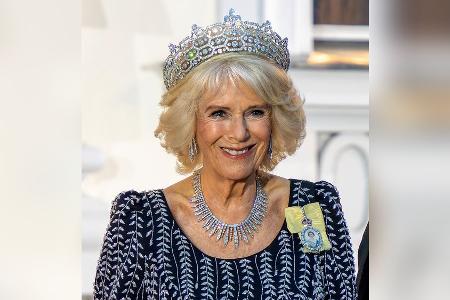 Königin Camilla: Ihr Ehrenpage hat sich den Arm gebrochen Königin Camilla: Ihr Ehrenpage hat sich den Arm gebrochen