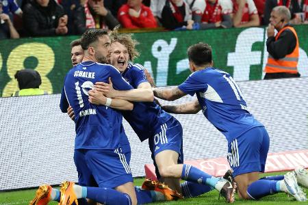 Tor in der Nachspielzeit: Schalke springt ans rettende Ufer Tor in der Nachspielzeit: Schalke springt ans rettende Ufer