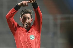 Jöllenbeck rechtfertigt Elfmeterpfiff - Svensson tobt