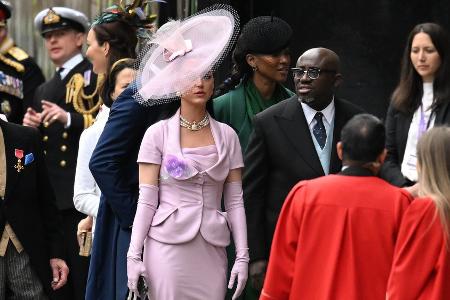 US-Sängerin Katy Perry kommt im rosa Kostüm zur Krönung US-Sängerin Katy Perry kommt im rosa Kostüm zur Krönung