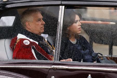 Prinz Andrew auf dem Weg zur Krönung von Charles III. ausgebuht Prinz Andrew auf dem Weg zur Krönung von Charles III. ausgebuht