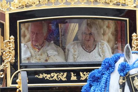 Königsprozession zur Kirche: Charles und Camilla in Weiß Königsprozession zur Kirche: Charles und Camilla in Weiß