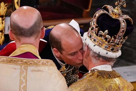 Bewegender Moment: Prinz William leistet seinem Vater Charles den Eid Bewegender Moment: Prinz William leistet seinem Vater Charles den Eid