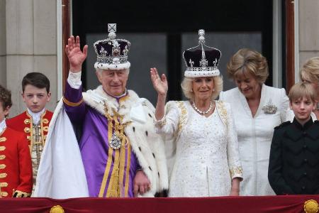Charles und Camilla strahlen auf dem Balkon des Buckingham Palasts