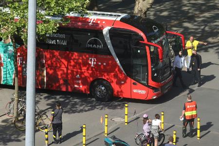 Verwirrter Mann beschädigt Bayern-Bus durch Wurf einer Vase Verwirrter Mann beschädigt Bayern-Bus durch Wurf einer Vase