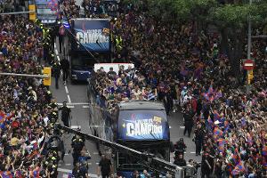 Busparade vor Tausenden Fans: Barca feiert Meistertitel