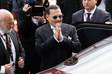 Kreischende Fans begrüßen Johnny Depp bei Filmfestspielen von Cannes Kreischende Fans begrüßen Johnny Depp bei Filmfestspielen von Cannes